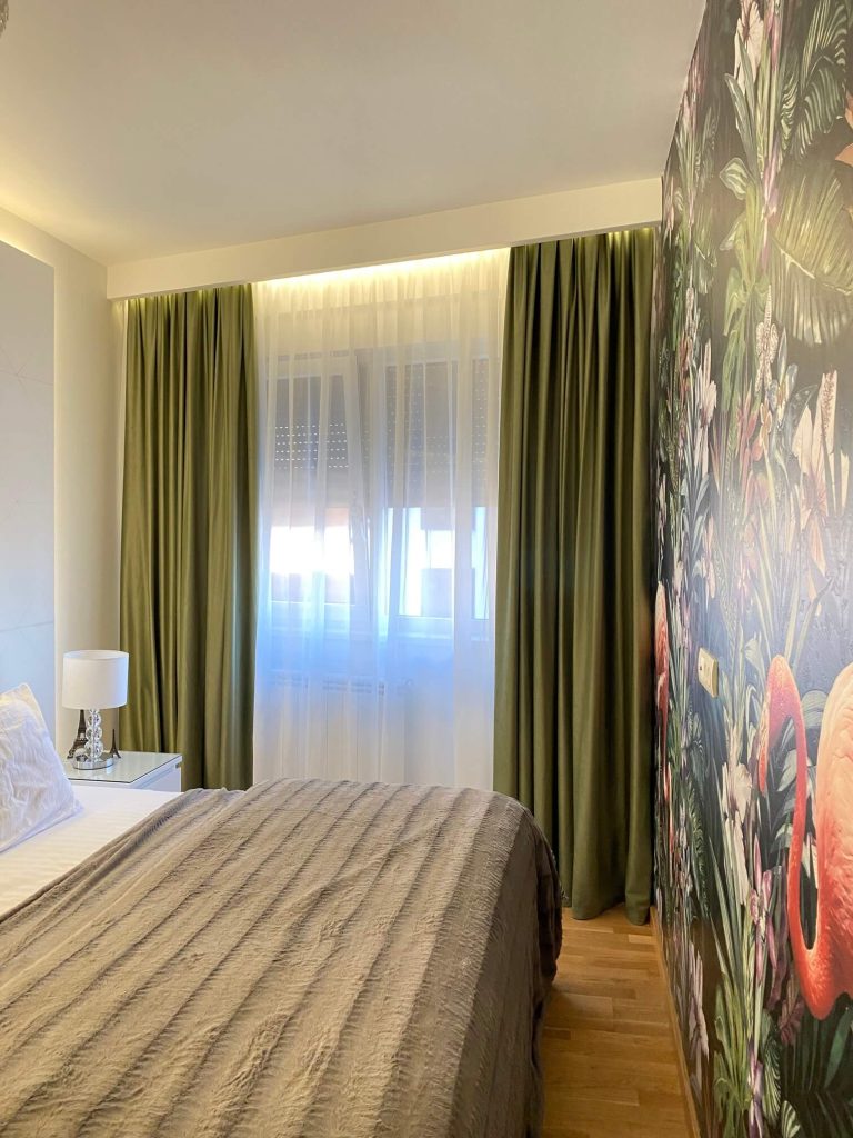 Topli enterijer sa pažljivo odabranim draperijama