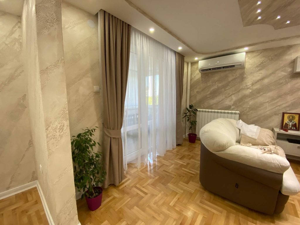 Draperije od kvalitetne tkanine u stilskom domu