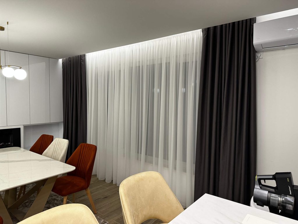 Draperije koje uokviruju prozorsku celinu
