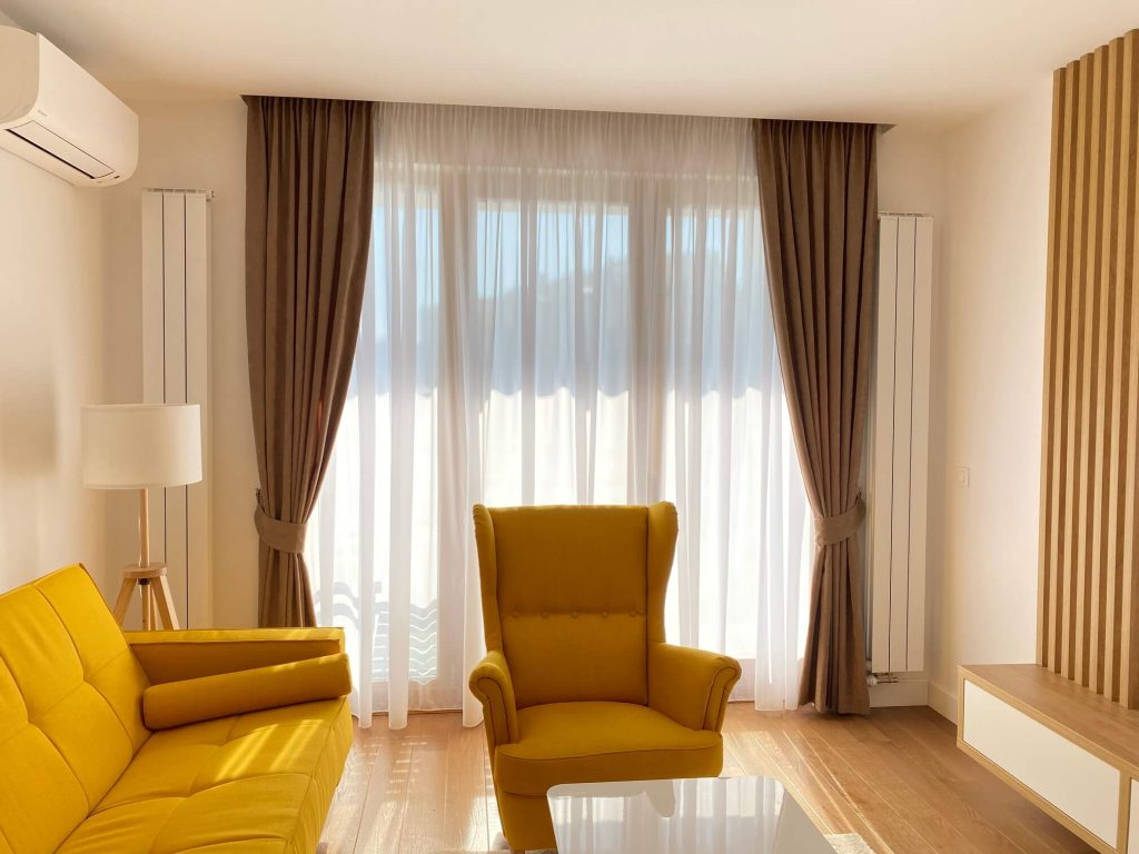 Zavese i draperije u modernom dnevnom boravku