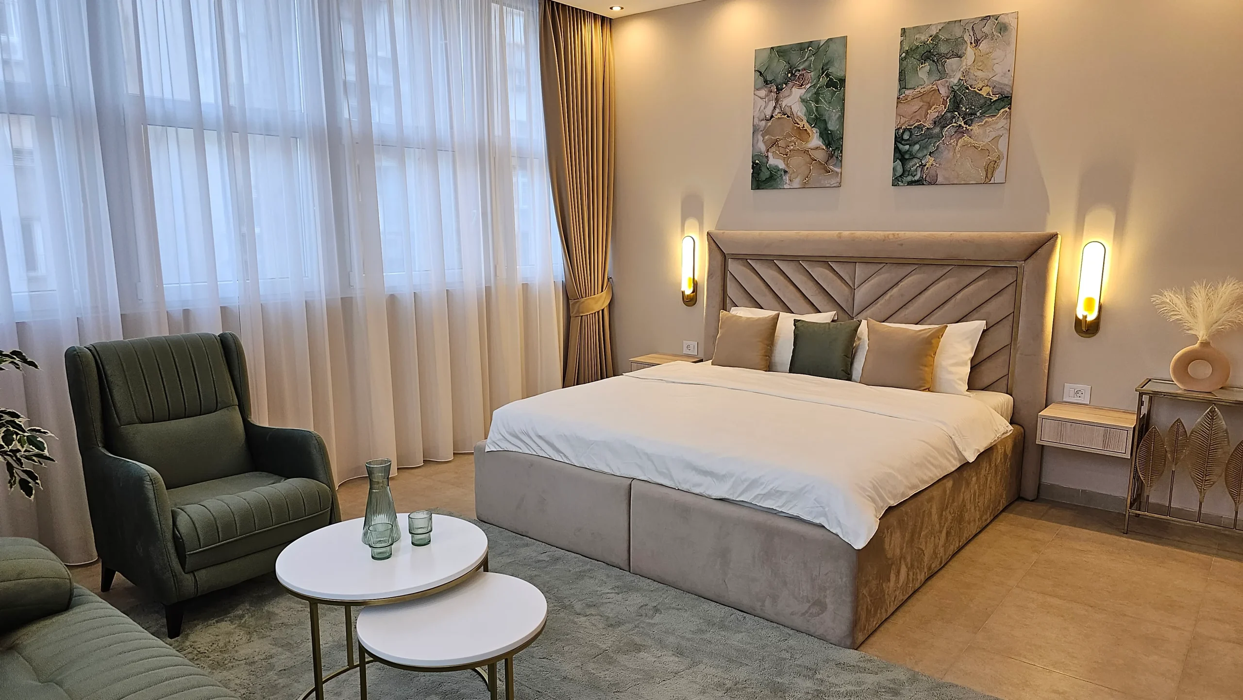 Hotelska soba sa bež draperijama i belim zavesama - DaLux hotelski program