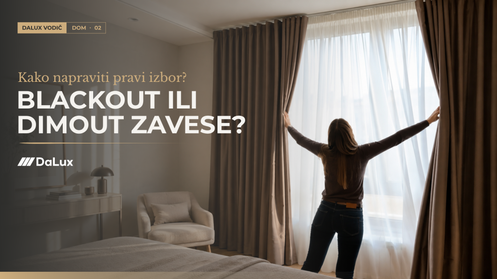 Žena pomera blackout draperije u spavaćoj sobi, iza njih providna zavesa propušta dnevnu svetlost - DaLux vodič za uređenje doma: blackout ili dimout zavese