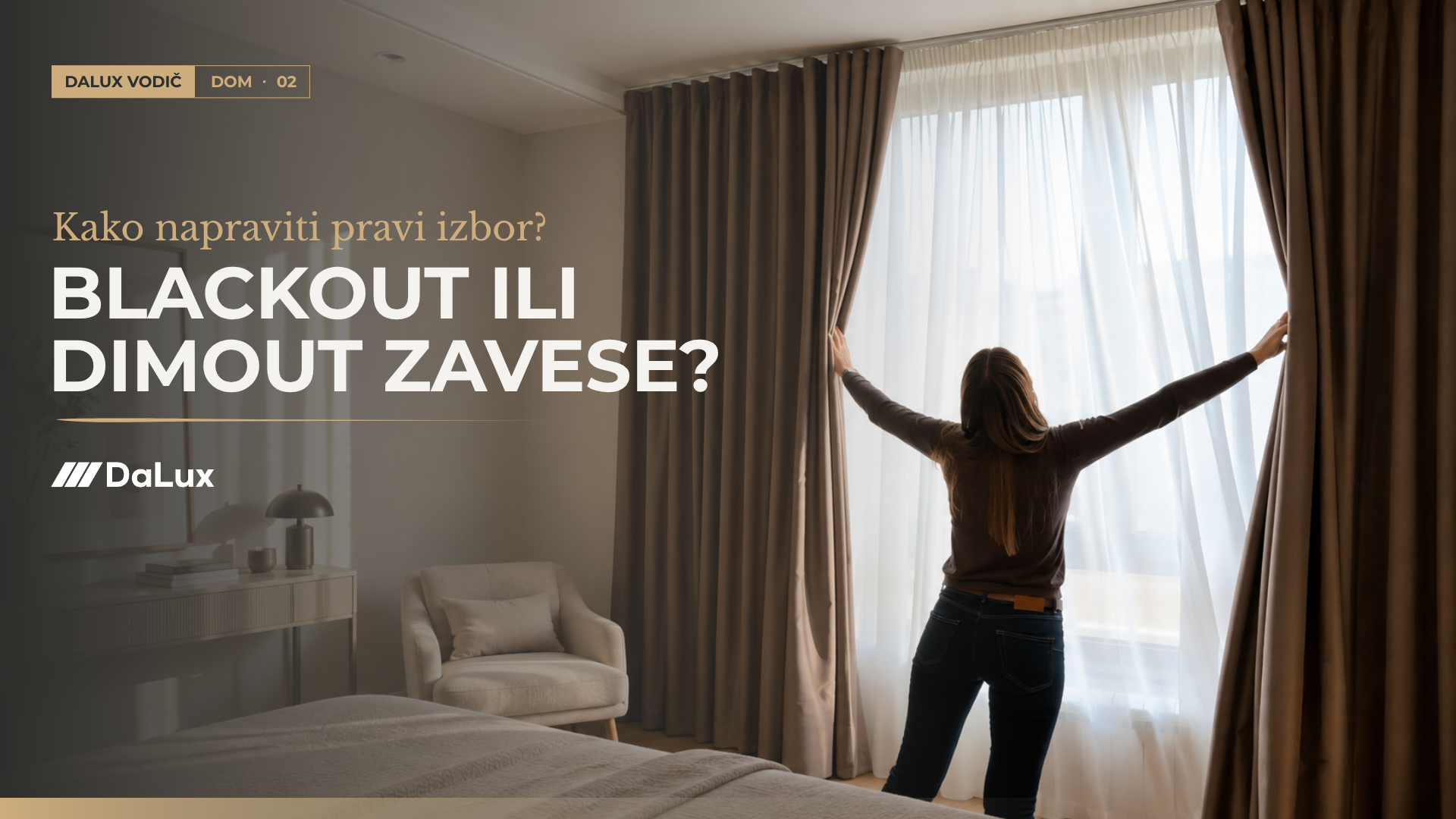 Žena pomera blackout draperije u spavaćoj sobi, iza njih providna zavesa propušta dnevnu svetlost - DaLux vodič za uređenje doma: blackout ili dimout zavese