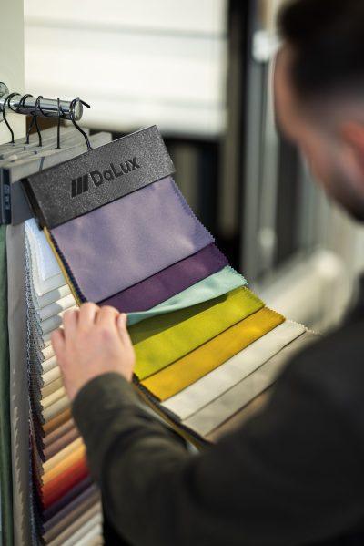 Klijent razgleda uzorke tkanina za zavese u DaLux izložbenom salonu na Banovom brdu